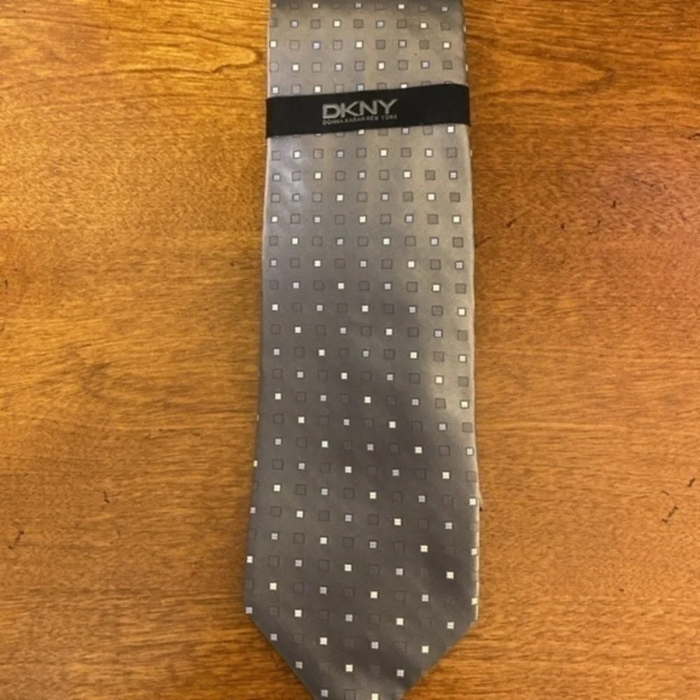 DKNY NWT 100% Silk Gray w/Geometric Print Tie